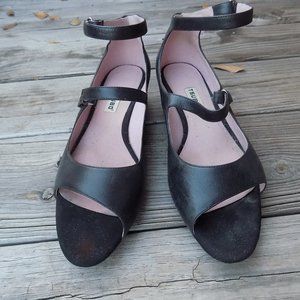 TSUBO double strapped open toe in black leather